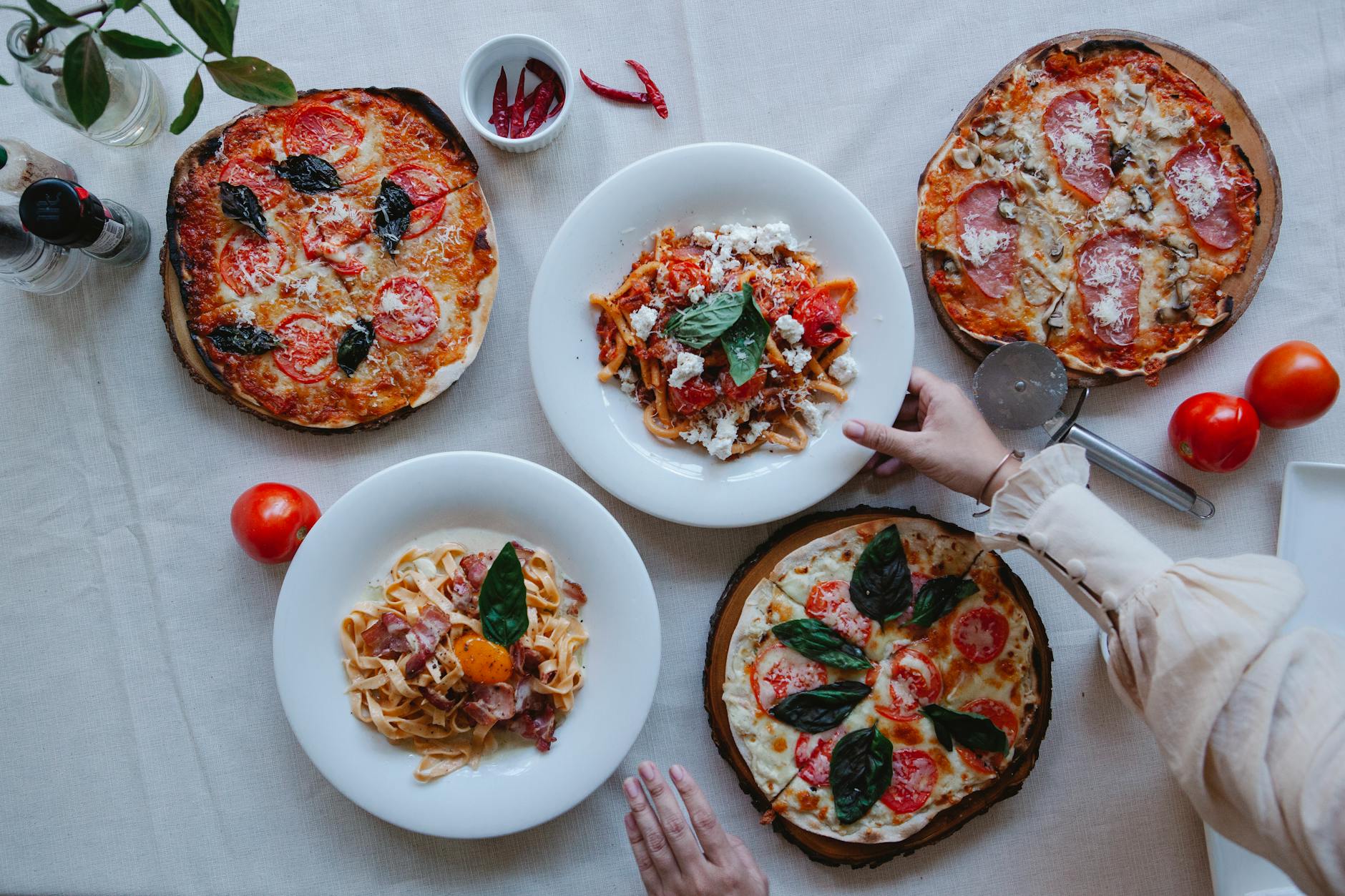 Verschiedene italienische Gerichte von oben fotografiert