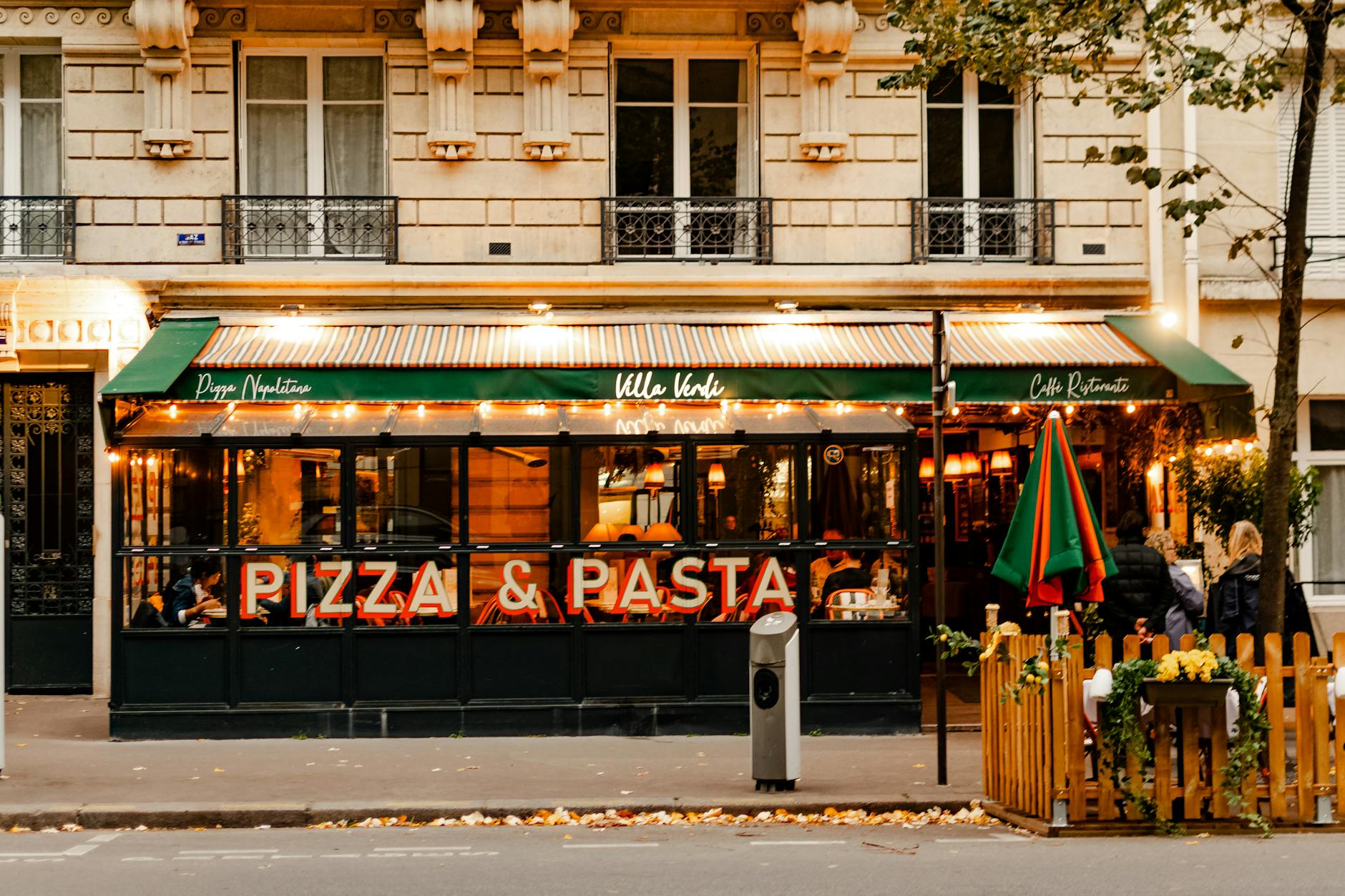Einladendes italienisches Restaurant mit warmer Beleuchtung